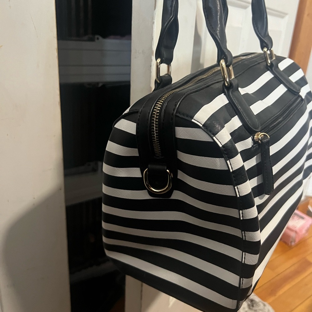 Black and White Striped Handbag - Picture 4 of 8